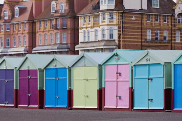 England, Sussex, Brighton, Bunte Badehütten an der Strandpromenade - WDF001506