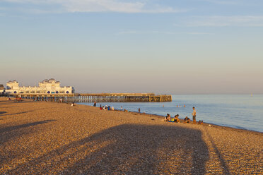 England, Hampshire, Portsmouth, Blick auf den Strand am South Parade Pier - WDF001521