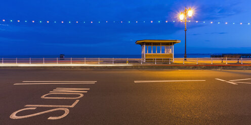 England, Hampshire, Portsmouth, Ansicht einer Straße entlang der Strandpromenade - WDF001535