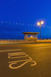 England, Hampshire, Portsmouth, Ansicht einer Straße entlang der Strandpromenade - WDF001536