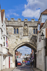 England, Wiltshire, Blick auf das Nordtor zum Cathedral Close in Salisbury - WD001572