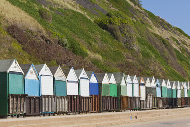 England, Bournemouth, Blick auf Strandhütten im Ferienort - WDF001552