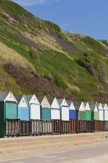 England, Bournemouth, Blick auf Strandhütten im Ferienort - WDF001553