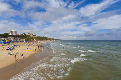 England, Dorset, Bournemouth, Menschen am Strand - WDF001557