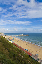 England, Dorset, Bournemouth, Blick auf den Strand am Bournemouth Pier - WDF001562