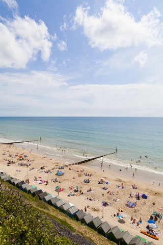 England, Menschen am Strand von Bournemouth, lizenzfreies Stockfoto