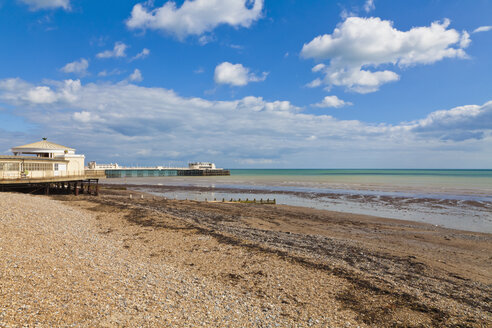 England, Sussex, Blick auf den Strand am Worthing Pier - WDF001574