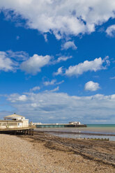 England, Sussex, Blick auf den Strand am Worthing Pier - WDF001575