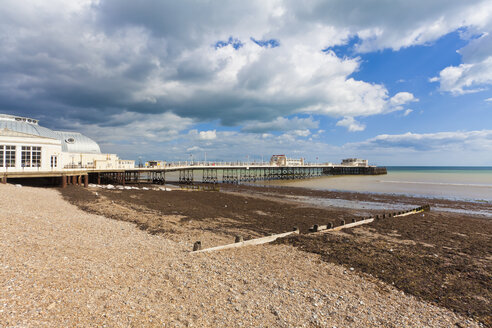 England, Sussex, Blick auf den Strand am Worthing Pier - WDF001576