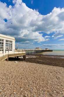 England, Sussex, Blick auf den Strand am Worthing Pier - WDF001577