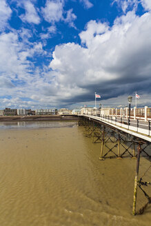 England, Sussex, Blick auf den Strand am Worthing Pier - WDF001580