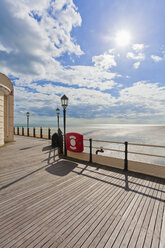 England, Sussex, Blick auf den Strand am Worthing Pier - WDF001581