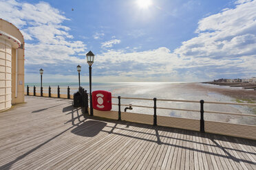 England, Sussex, Blick auf den Strand am Worthing Pier - WDF001582