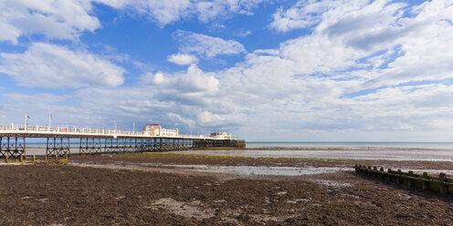 England, Sussex, Blick auf den Strand am Worthing Pier - WDF001583