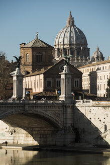 Italien, Rom, Tiberbrücke mit Petersdom - KA000062