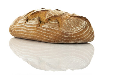 Laib Brot auf weißem Hintergrund, Nahaufnahme - MAEF005813