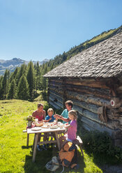 Österreich, Salzburger Land, Familie beim Ausruhen in Altenmarkt Zauchensee - HHF004392