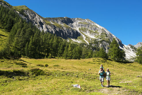 Österreich, Salzburger Land, Familienwanderung in Altenmarkt Zauchensee - HHF004395