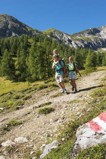 Österreich, Salzburger Land, Familienwanderung in Altenmarkt Zauchensee - HHF004396