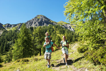 Österreich, Salzburger Land, Familienwanderung in Altenmarkt Zauchensee - HHF004398