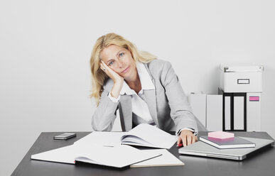 Frustrated businesswoman at desk - GWF002697