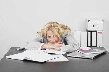 Frustrated businesswoman at desk - GWF002699