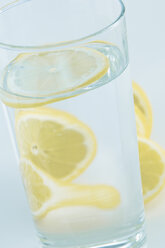 Glas Wasser mit Zitronenscheiben, Nahaufnahme - ASF004852