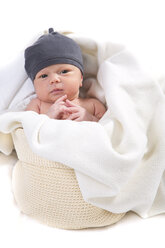 Baby in Beutel und Decke - MAEF005844