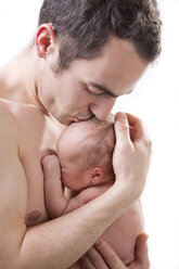 Vater küsst Sohn vor weißem Hintergrund, Nahaufnahme - MAEF005845