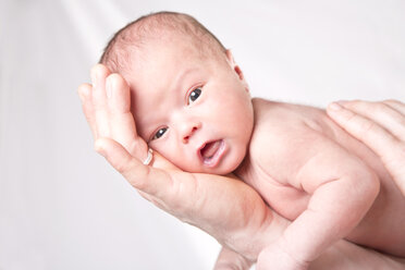 Father holding son, close up - MAEF005852