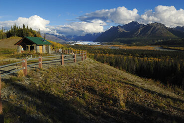 USA, Alaska, View of Matanuska Valley, glacier and Chugach Mountains - ESF000245