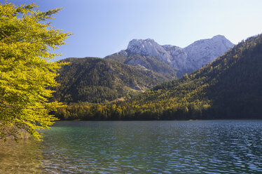 Österreich, Blick auf den Langbathseen und das Höllengebirge im Hintergrund - WWF002658