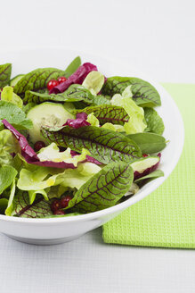 Schüssel mit frischem Salat auf weißem Hintergrund, Nahaufnahme - GWF002161