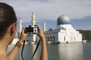 Malaysia, Borneo, Junge Frau beim Fotografieren der Stadtmoschee in Kota Kinabalu - MBEF000534