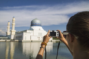 Malaysia, Borneo, Junge Frau beim Fotografieren der Stadtmoschee in Kota Kinabalu - MBEF000532