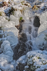 Deutschland, Blick auf einen zugefrorenen Bach im Schwarzwald - JOKF000015