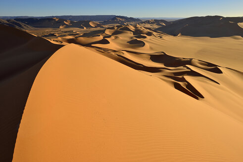 Nordafrika, Algerien, Blick auf die Sanddünen von Erg Mehejibad - ESF000240