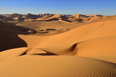 Nordafrika, Algerien, Blick auf die Sanddünen von Erg Mehejibad - ESF000235