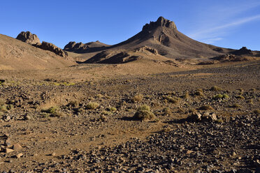 Algerien, Diatrem oder vulkanisches Rohr am Atakor, Ahaggar-Gebirge im Hintergrund - ES000267
