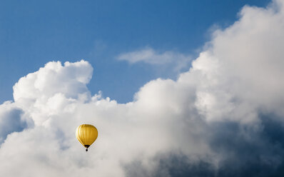 Österreich, Heißluftballon in Oberhofen gegen bewölkten Himmel - WVF000299