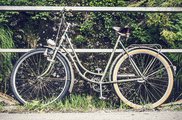 Österreich, Altes Fahrrad am Geländer - WVF000310