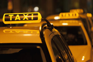 Deutschland, Bayern, München, Leuchtreklame am Taxi mit Angabe der Verfügbarkeit - TCF003307