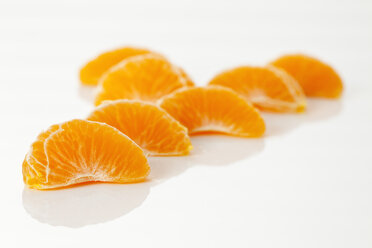 Geschälte frische Clementinen auf weißem Hintergrund, Nahaufnahme - CSF016803