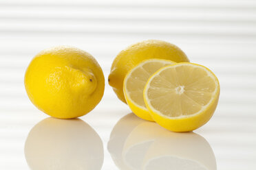 Ganze und halbierte frische Zitronen, Nahaufnahme - CSF016806