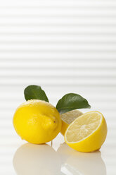 Ganze und halbierte frische Zitronen, Nahaufnahme - CSF016807