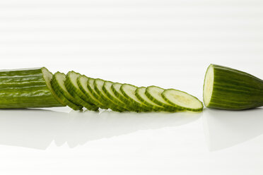Sliced cucumber, close up - CSF016857