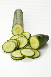 Sliced cucumber, close up - CSF016860