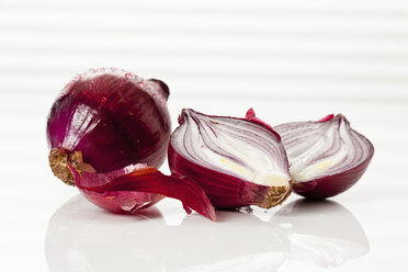 Fresh red onions, close up - CSF016878