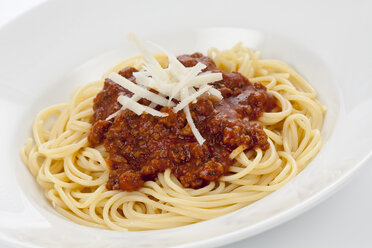 Schüssel mit Spaghetti Bolognese und Parmesan, Nahaufnahme - CSF016935