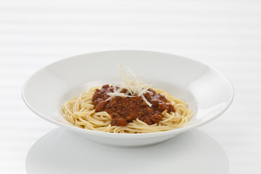Schüssel mit Spaghetti Bolognese und Parmesan, Nahaufnahme - CSF016936